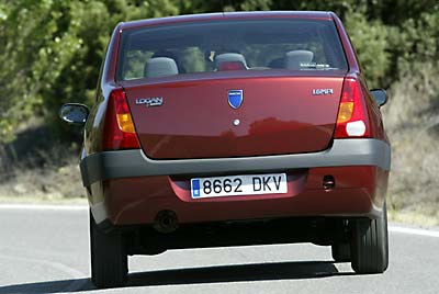 Llama la atención lo alta que está la carrocería.