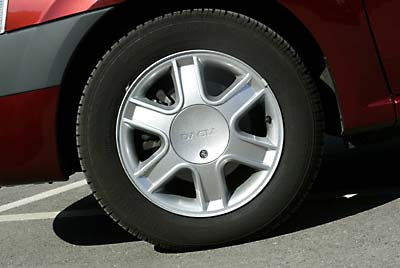 Los neumáticos homologados en nuestro país son 185/65 sobre llantas de 15 pulgadas.