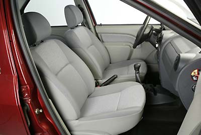 En la parte delantera, cómodos asientos, aunque la sujeción del cuerpo no es perfecta.