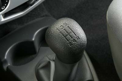 Caja de cambios de cinco velocidades de tacto poco preciso.