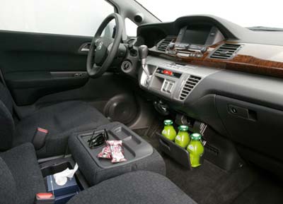 El tercer asiento delantero esconde huecos portaobjetos.