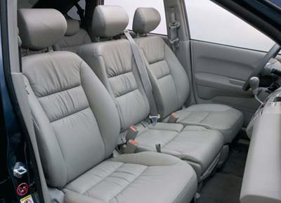 La configuración 3 3 resulta muy práctica; el asiento central puede abatirse y convertirse en mesa.