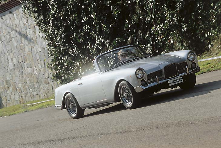 El diseño de su calandra sigue el estilo de los Facel Vega grandes.