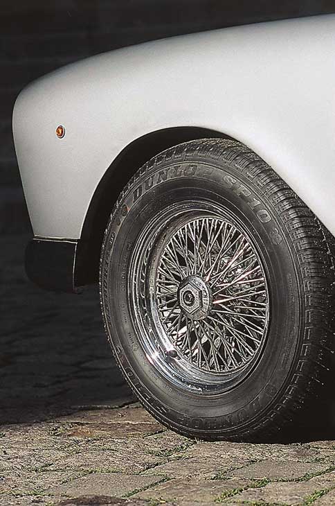 Abundan los cromados, incluso en las llantas.