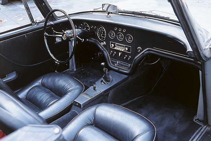 Acabados de calidad y materiales nobles para el habitáculo.