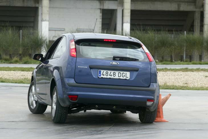 Sin las ayudas a la conducción, controlar el coche se vuelve complicado.