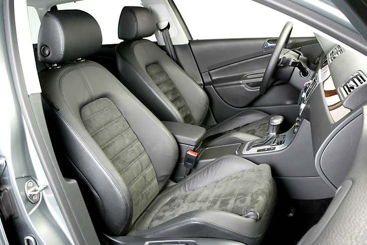 Puesto de conducción agradable con asientos delanteros envolventes y confortables.