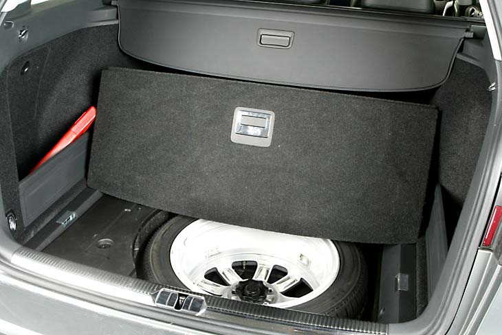 El Volkswagen Passat monta una rueda de repuesto de verdad, felicidades.