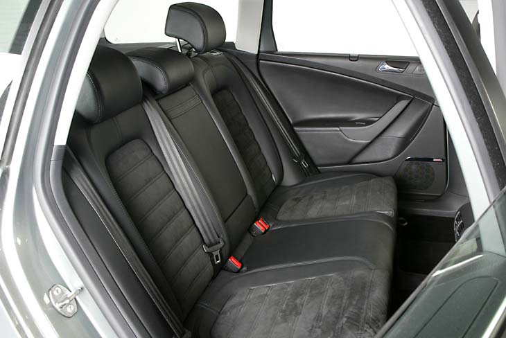 Amplias plazas traseras y espacio suficiente para las piernas de los pasajeros de las mismas.