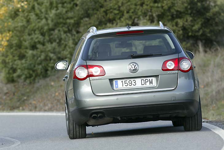 El comportamiento del Variant es impecable, a pesar de un enorme voladizo trasero.