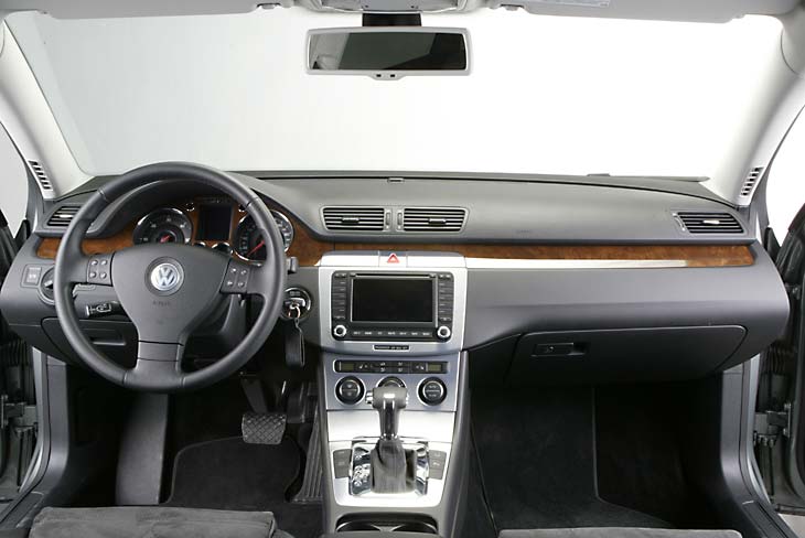 Madera y buenos acabados en el interior del Passat.