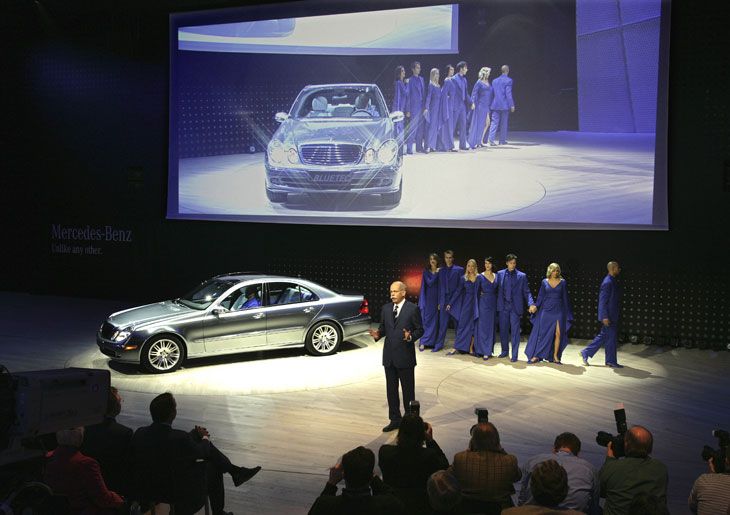 Detroit 2006: el presidente Dieter junto al nuevo Mercedes Clase S65 AMG.