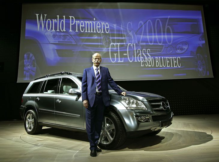 Detroit 2006: el presidente Dieter junto al nuevo Mercedes Clase GL