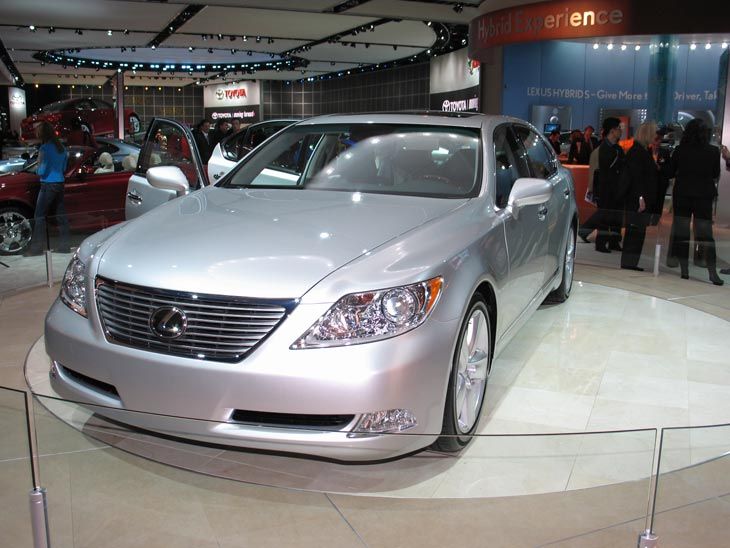 Un V8 de 380 CV anima el modelo más lujoso de Lexus. Un V8 de 380 CV anima el modelo más lujoso de Lexus.