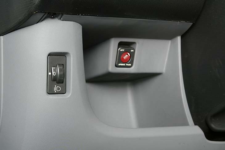 La desconexión para el airbag de acompañante, cerca del conductor.