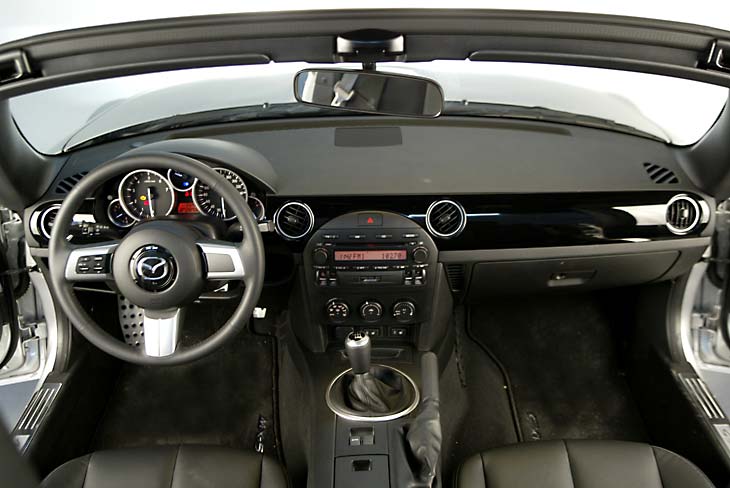 El volante no es regulable en profundidad.