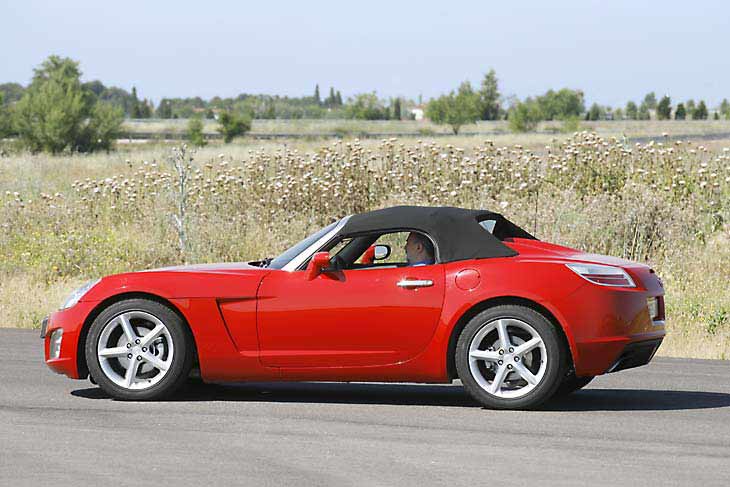 El Opel GT es un coche que únicamente sirve para divertirse y disfrutar, sólo o en pareja.