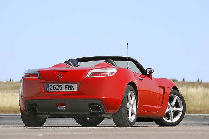 La estética del Opel GT no deja indiferente a nadie. Su poca efi cacia aerodinámica, tampoco.