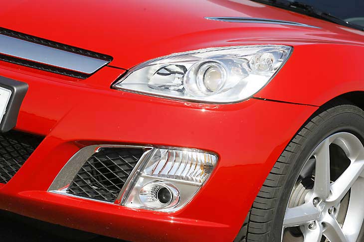 El Opel GT anda flojo en todos aquellos aspectos relacionados con la practicidad, pero recibe una nota alta en prestaciones, comportamiento y seguridad activa.
