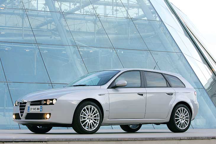 Conserva el frontal de la berlina.