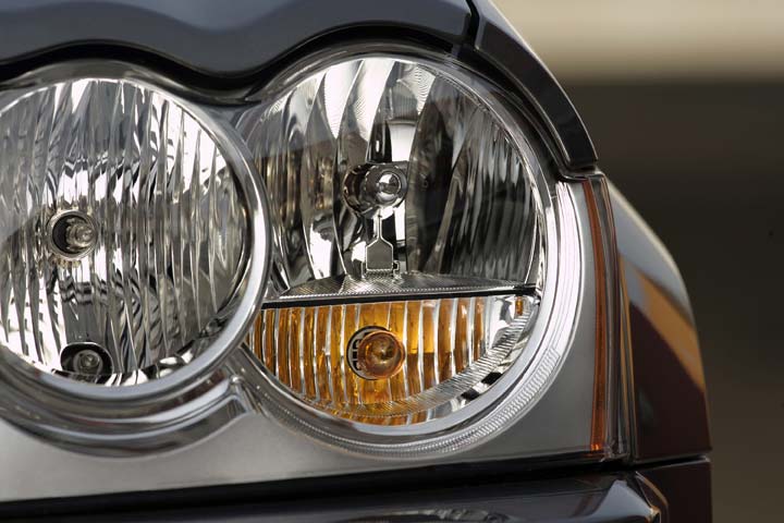 Los grupos ópticos, también con acabados en plata satinada mate.