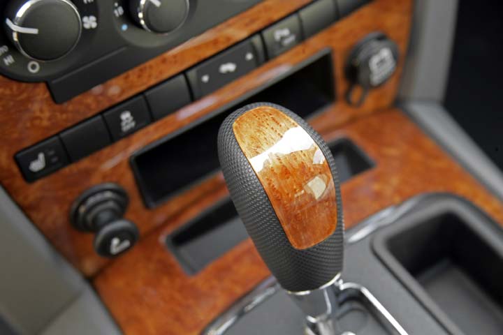 Las inserciones en madera son más claras que en otras versiones y aparece en lugares nuevos: palanca de cambios y aro del volante.