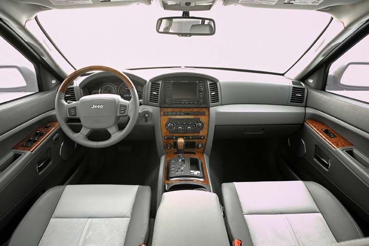 Las superficies plásticas están ahora forradas en cuero con pespuntes vistos.