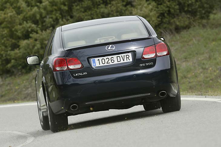 El GS 300 es bastante neutro al pasar por curva, a pesar de ser un propulsión trasera.