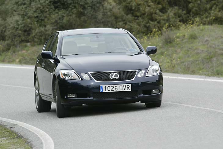 La velocidad de paso por curva puede ser muy elevada; el coche lo asume sin dificultades.