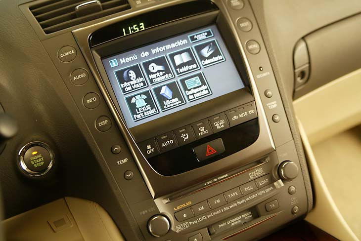 Pantalla táctil para controlar gran parte de los automatismos del coche.
