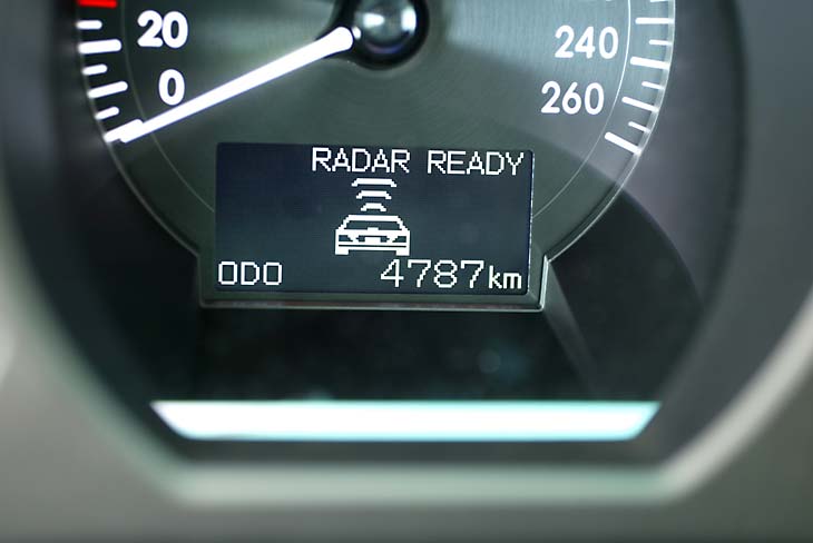 Control de crucero activo: el GS 300 mantiene automáticamente la distancia con el vehículo que le precede.