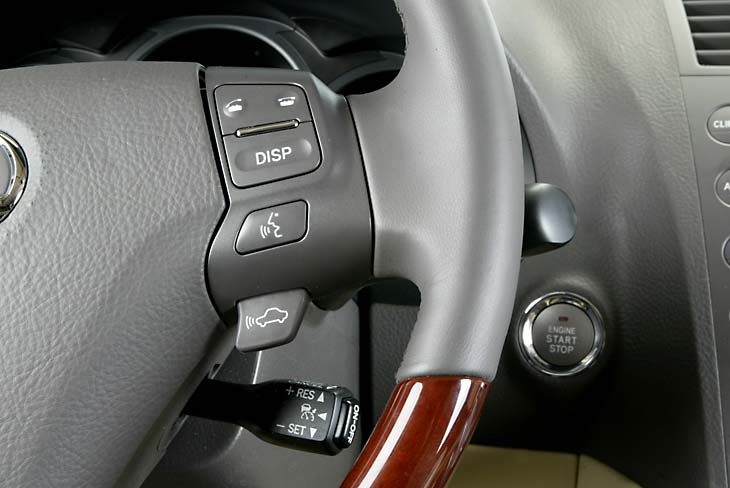 Volante multifunción con inserciones en madera que hacen más agradable la conducción.