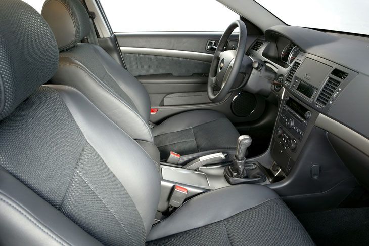 La posición del conductor es adecuada gracias a las regulaciones electrónicas del asiento y manuales en altura y profundidad del volante.