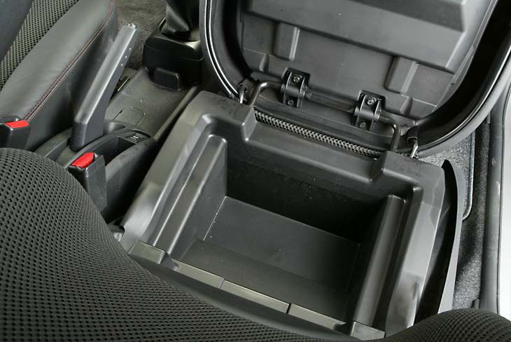 Nos gusta: cofre oculto en el asiento delantero. El bolso ya no queda a la vista.