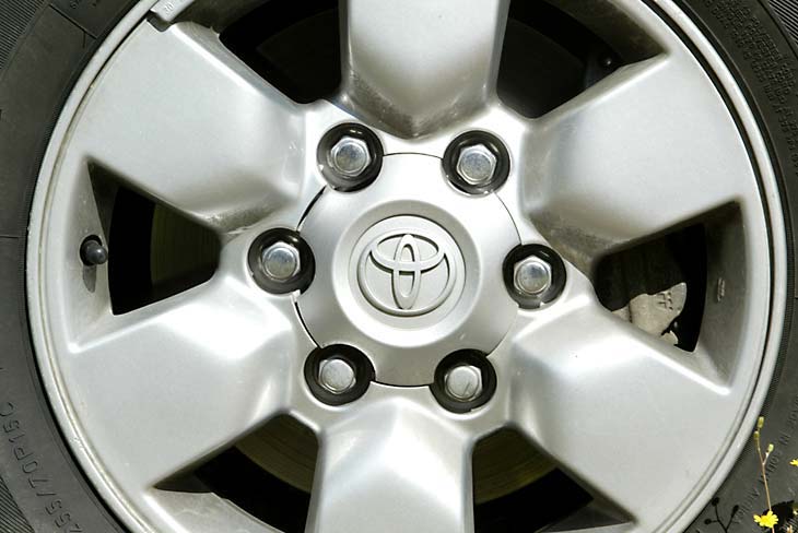 Detalle de las llantas del coche.
