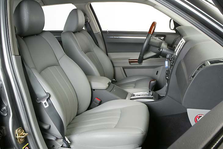 Puesto de conducción: asiento y volante se adaptan automáticamente al conductor.