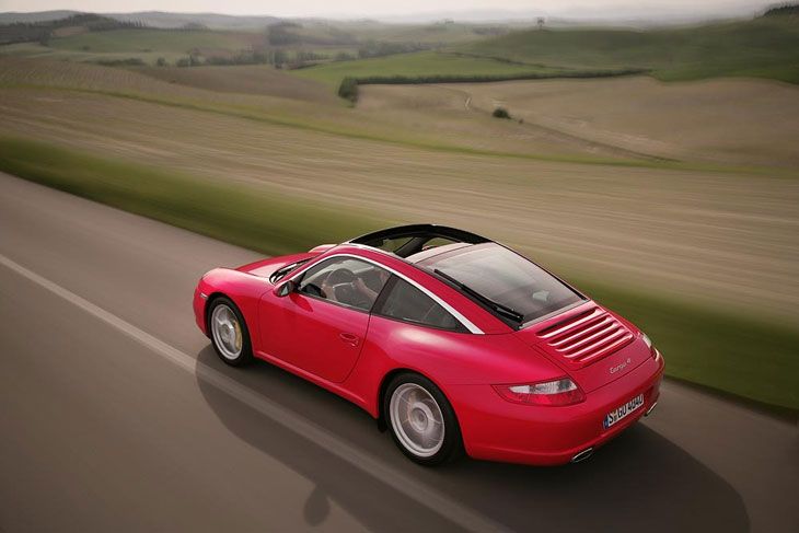El amplio techo acristalado es el rasgo distintivo del 911 Targa. El amplio techo acristalado es el rasgo distintivo del 911 Targa.