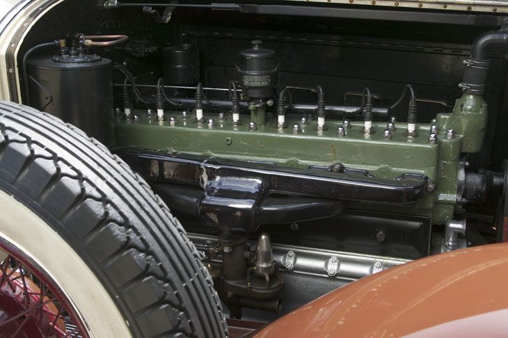 El Packard Custom Eight posee un motor de ocho ciclindros con nueve puntos de apoyo.