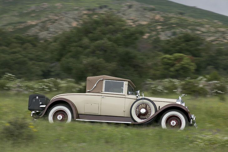 El Packard Custom Eight alcanza los 100 km/h en carretera.