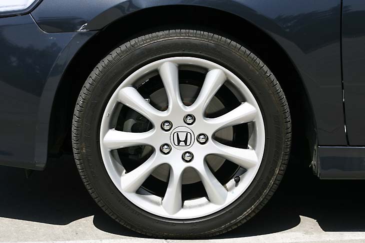 Incorpora neumáticos 225/45 R sobre llantas de 17 pulgadas.