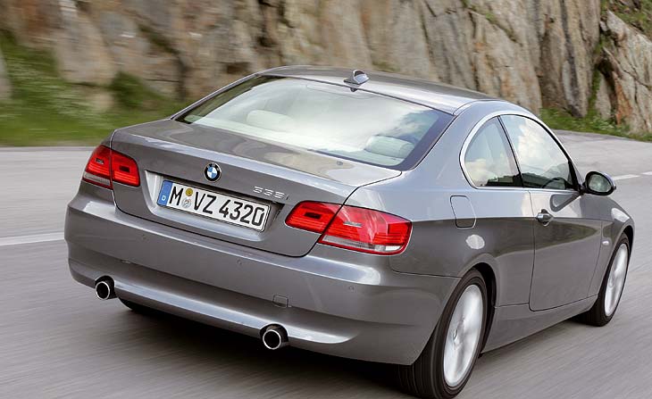 La zaga, muy deportiva, resulta más compacta que la de las berlinas.