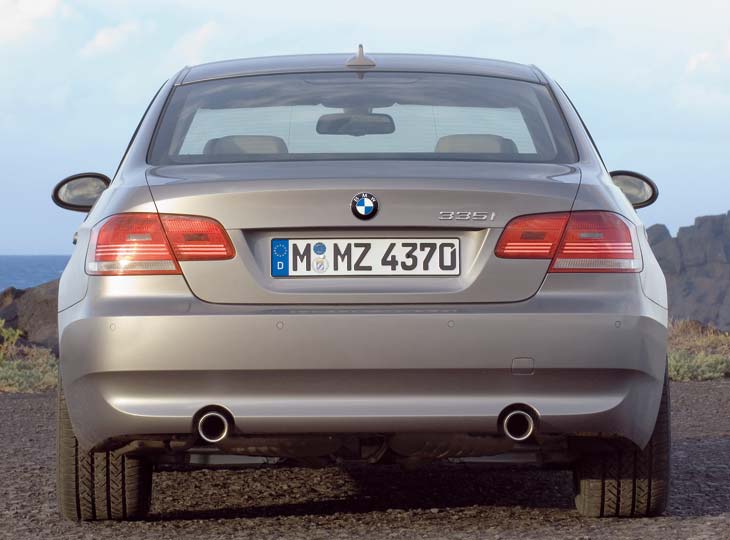 El doble escape subraya el aspecto "racing".