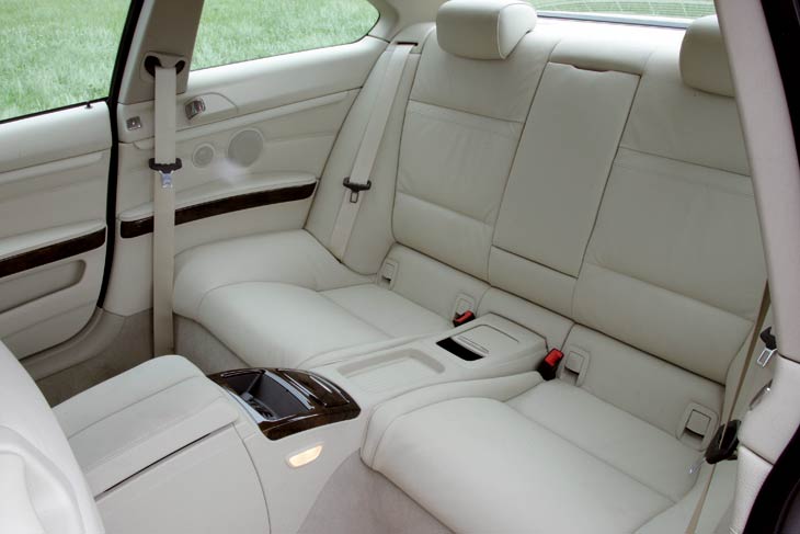 Las plazas traseras sólo son para dos personas.