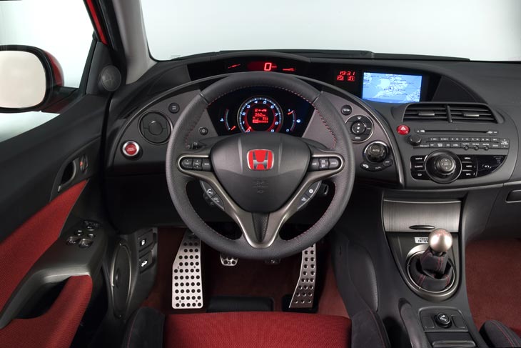 Rojo y negro dominan el interior del GTI japonés.