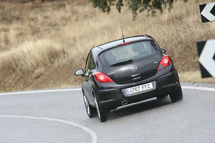 La suspensión ofrece al conductor grandes dosis de confianza en el paso por curva.