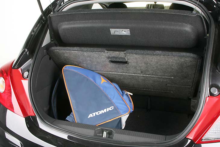 La bandeja del maletero, más que ser útil, nos estorba.