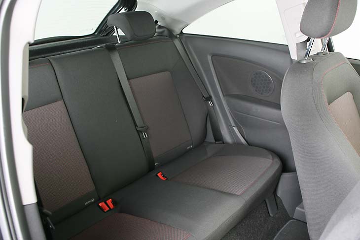 Las plazas traseras son generosas en centímetros.