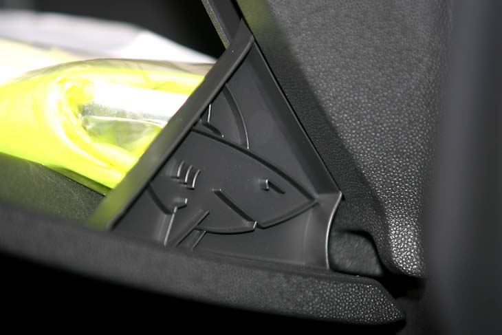 Un guiño gracioso, con forma de tiburón, en la guantera.