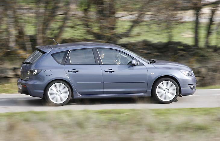 Por fuera son pocos los detalles que le diferencian de un Mazda3 normal