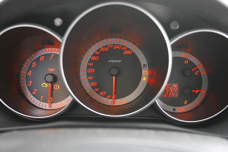 Los números en rojo y la zona roja por encima de las 6.000 rpm denotan el carácter de este motor